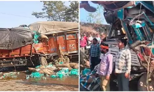 भिड़े दो ट्रक, परखच्चे उड़े ट्रकों के, 3 महिलाओं समेत 4 की मौत भिड़े दो ट्रक, परखच्चे उड़े ट्रकों के, 3 महिलाओं समेत 4 की मौत