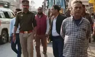 Ballia: अतिक्रमण के खिलाफ बुलडोजर के साथ सड़क पर उतरे अफसर