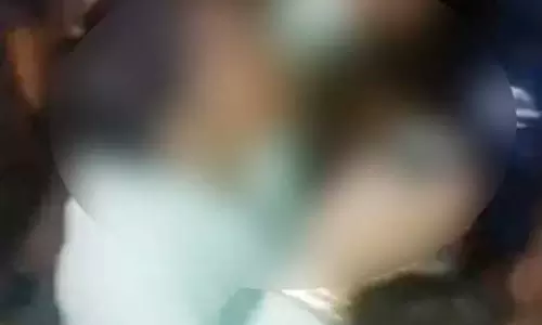महिला अपने बच्चों के साथ प्रेमी के घर जा धमकी, फिर जो हुआ...सन्न रह गया इलाका महिला अपने बच्चों के साथ प्रेमी के घर जा धमकी, फिर जो हुआ...सन्न रह गया इलाका