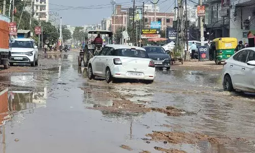 कीचड़ और गड्ढों से भरा VIP Road यात्रियों के लिए दुःस्वप्न बन गया कीचड़ और गड्ढों से भरा VIP Road यात्रियों के लिए दुःस्वप्न बन गया