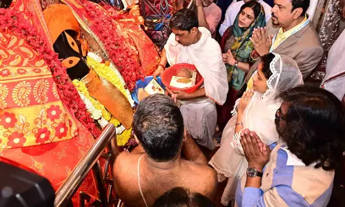 Ranchi : सीएम हेमंत ने पत्नी कल्पना संग कालीघाट काली मंदिर में पूजा-अर्चना की
