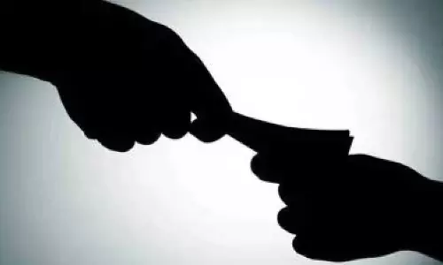 Assam : जोरहाट में रिश्वत लेते सहायक इंजीनियर रंगे हाथ पकड़ा गया