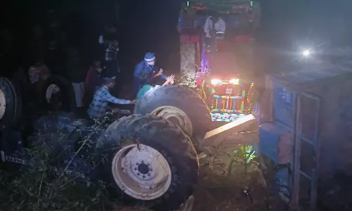 Bihar: ट्रैक्टर 15 फीट गड्ढे में पलटा, तीन की मौत Bihar: ट्रैक्टर 15 फीट गड्ढे में पलटा, तीन की मौत