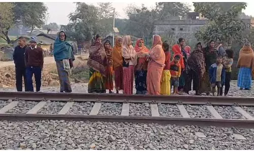 तेज रफ्तार ट्रेन की चपेट में आने से मां-बेटे सहित तीन की मौत, क्षत-विक्षत शव ट्रैक के किनारे पड़े मिले