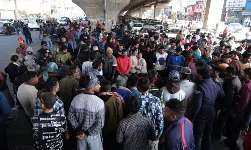Gangster न्यूटन के परिजनों और समर्थकों ने हाईवे जाम किया Gangster न्यूटन के परिजनों और समर्थकों ने हाईवे जाम किया