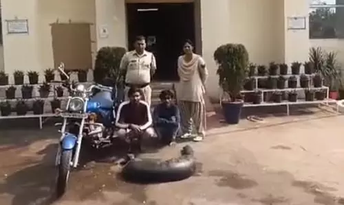 एवेंजर बाइक से महुआ शराब तस्करी कर रहे दो युवक गिरफ्तार