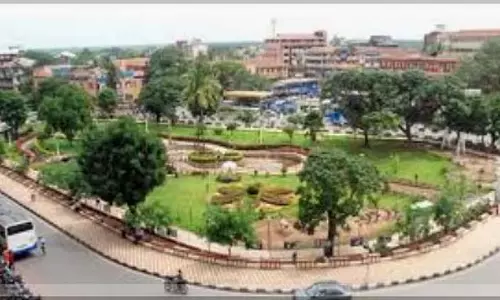 MMC ने नगर निगम के बगीचे में कॉफी शॉप के लिए बने ढांचे को गिराया