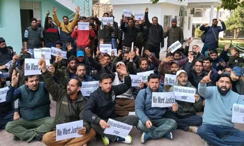 J&K वन्यजीव विभाग के अस्थायी कर्मचारियों ने किया विरोध प्रदर्शन J&K वन्यजीव विभाग के अस्थायी कर्मचारियों ने किया विरोध प्रदर्शन