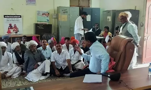 Jalore : जिला कलेक्टर ने आलासन में जनसुनवाई Jalore : जिला कलेक्टर ने आलासन में जनसुनवाई