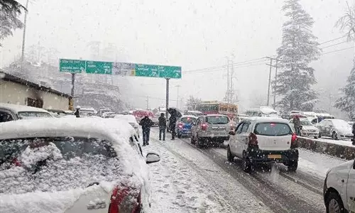Himachal: बर्फबारी के बाद 275 सड़कें यातायात के लिए बंद Himachal: बर्फबारी के बाद 275 सड़कें यातायात के लिए बंद