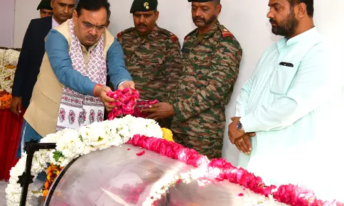 Jaipur: मुख्यमंत्री ने स्व. कर्नल लक्ष्मण सिंह राठौड़ को श्रद्धासुमन अर्पित किए