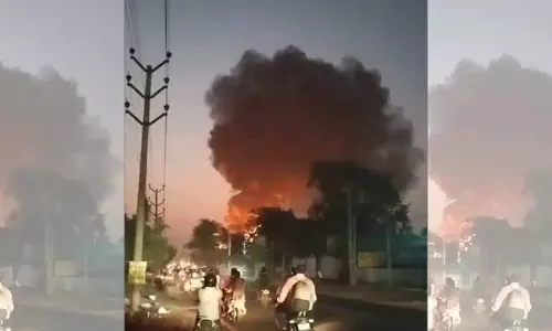 Cherlapally में केमिकल फैक्ट्री में लगी भीषण आग Cherlapally में केमिकल फैक्ट्री में लगी भीषण आग