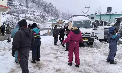 Manali में बर्फबारी से पर्यटकों में खुशी की लहर