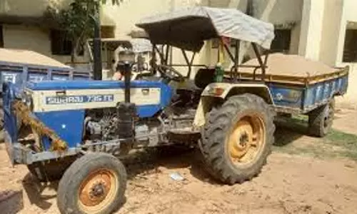 Giridih: गावां सीओ ने अवैध बालू लदा ट्रैक्टर किया जब्त Giridih: गावां सीओ ने अवैध बालू लदा ट्रैक्टर किया जब्त