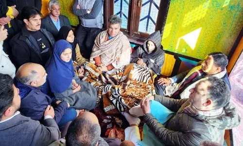 Jammu: सत-सुनील, रैना ने शहीद पूर्व सैनिक के परिवार से मुलाकात की