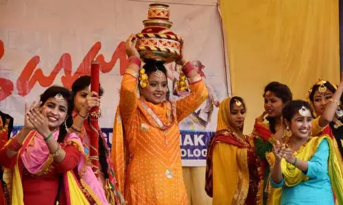 Amritsar: केसीडब्ल्यू में बसंत उत्सव