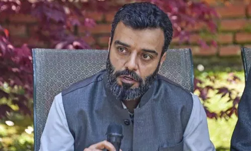 NC सांसद ने 500 लोगों को हिरासत में लेने को लेकर केंद्र पर निशाना साधा NC सांसद ने 500 लोगों को हिरासत में लेने को लेकर केंद्र पर निशाना साधा