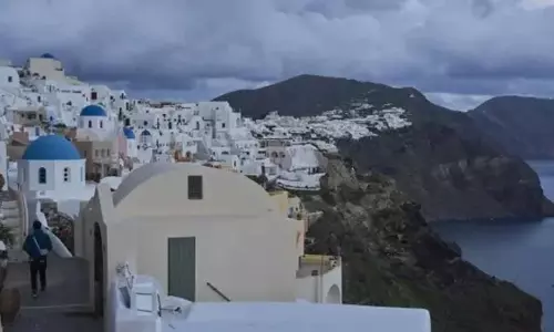 भूकंप के तीव्र झोंके के कारण Greek Island सेंटोरिनी में आपातकाल लागू