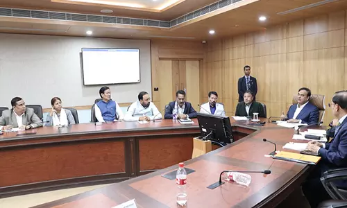 CM सरमा ने जिला आयुक्तों के साथ वीडियो कॉन्फ्रेंस की