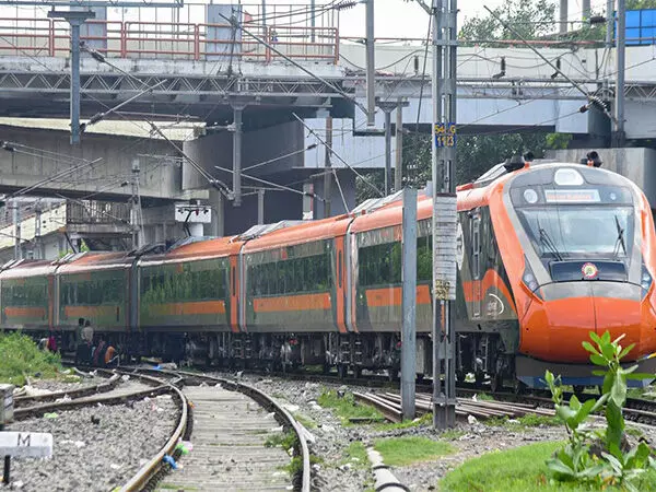 Vande Bharat Sleeper Train Set: आरामदायक लंबी दूरी की यात्रा के नए युग की शुरुआत