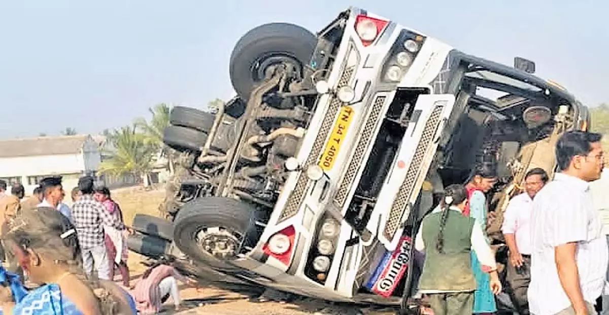 Tamil Nadu: तिरुपुर में बस पलटी, दो लोगों की मौत Tamil Nadu: तिरुपुर में बस पलटी, दो लोगों की मौत
