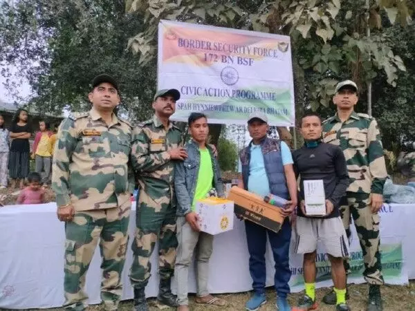 BSF Meghalaya ने भारत-बांग्लादेश सीमा पर स्थित गांव के छात्रों को खेल सामग्री वितरित की