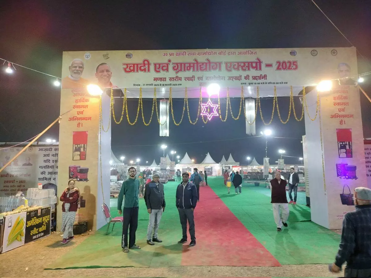 Lucknow: मण्डल स्तरीय खादी एवं ग्रामोद्योग एक्स्पो-2025 में खादी व हस्तशिल्प उत्पादों की जबरदस्त बिक्री हो रही