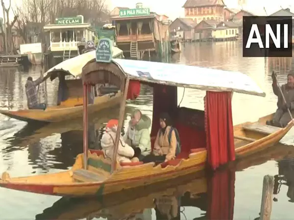 Srinagar: ठंड के मौसम में डल झील पर शिकारे की सवारी के साथ पर्यटकों ने सर्दी का लुत्फ़ उठाया