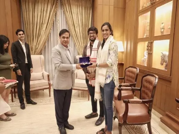 असम मुख्यमंत्री ने शटलर PV Sindhu से मुलाकात की