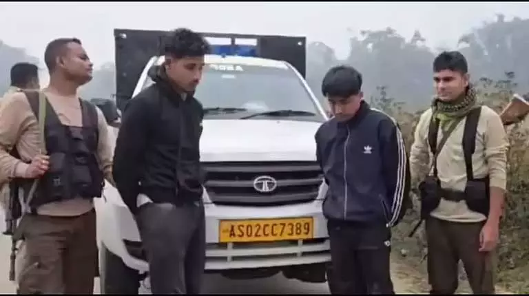 Assam : तिनसुकिया में कच्चे तेल की चोरी के आरोप में दो लोग पकड़े गए Assam : तिनसुकिया में कच्चे तेल की चोरी के आरोप में दो लोग पकड़े गए