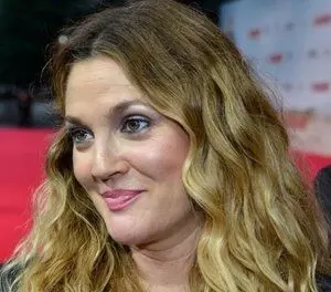 Drew Barrymore ने खुलासा किया, उनका बेस्ट ऑनस्क्रीन किस एडम सैंडलर के साथ है