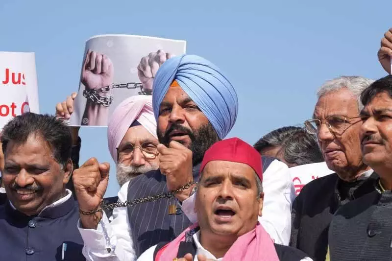 Punjab: निर्वासितों के साथ अमानवीय व्यवहार, कांग्रेस ने केंद्र की आलोचना की