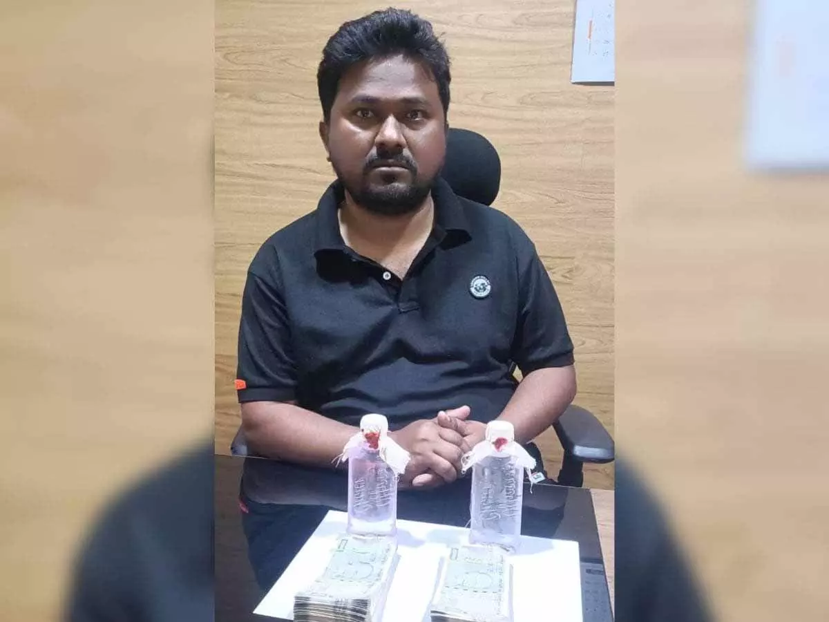 Telangana BC आयोग का कर्मचारी एक लाख रुपये की रिश्वत लेते रंगे हाथ पकड़ा गया Telangana BC आयोग का कर्मचारी एक लाख रुपये की रिश्वत लेते रंगे हाथ पकड़ा गया