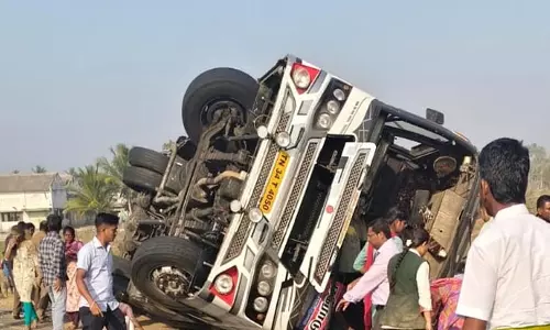 Tamil Nadu:  ओवरटेक करने की कोशिश में बस पलटी, 2 छात्रों की मौत