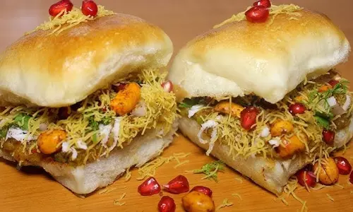 Dabeli: गुजराती खाना पसंद है तो ट्राई करें ये स्ट्रीट फूड