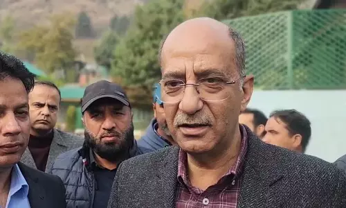 Srinagar हत्याओं के बारे में एलजी से पूछें: सीएम के सलाहकार Srinagar हत्याओं के बारे में एलजी से पूछें: सीएम के सलाहकार