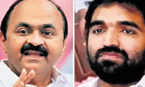 Kerala: चांडी ओमन और वी डी सतीशन के बीच लड़ाई तेज Kerala: चांडी ओमन और वी डी सतीशन के बीच लड़ाई तेज
