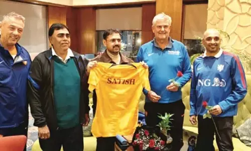 सतीश शर्मा ने केएनवीबी डच कोचों से बातचीत की, अंतर्राष्ट्रीय सहयोग का स्वागत किया