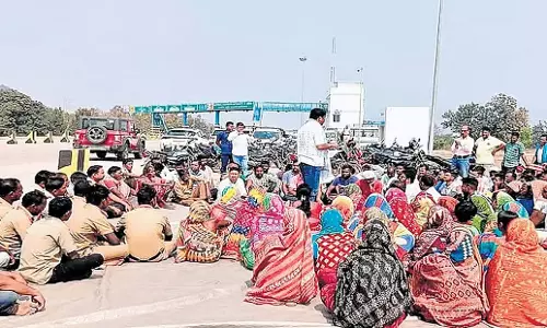 Odisha: बीजद ने विरोध प्रदर्शन किया, एनएचएआई पर टोल गेटों के जरिए जनता का शोषण करने का आरोप लगाया Odisha: बीजद ने विरोध प्रदर्शन किया, एनएचएआई पर टोल गेटों के जरिए जनता का शोषण करने का आरोप लगाया