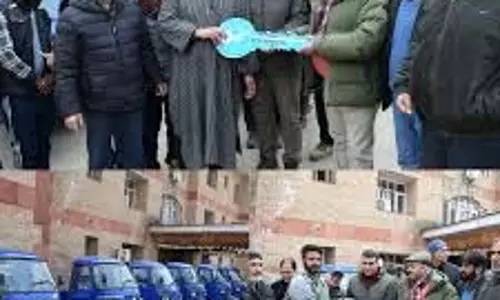 डिर फिशरीज ने मछुआरों को आइस बॉक्स के साथ तिपहिया वाहन वितरित किए