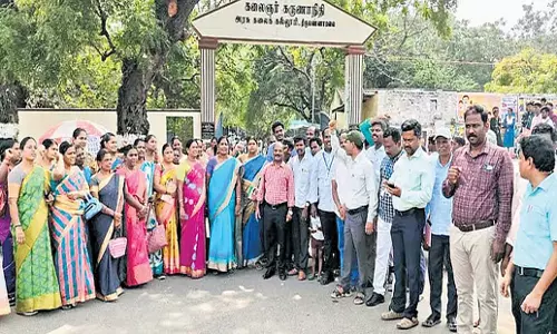 Tamil Nadu: तमिलनाडु में 7,000 अतिथि व्याख्याताओं ने किया विरोध प्रदर्शन Tamil Nadu: तमिलनाडु में 7,000 अतिथि व्याख्याताओं ने किया विरोध प्रदर्शन