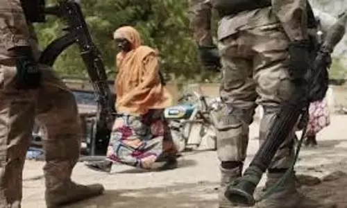 Nigeria: सशस्त्र लोगों ने सैन्य काफिले पर किया हमला , 10 सैनिक मारे गए Nigeria: सशस्त्र लोगों ने सैन्य काफिले पर किया हमला , 10 सैनिक मारे गए
