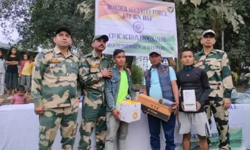 BSF Meghalaya ने भारत-बांग्लादेश सीमा पर स्थित गांव के छात्रों को खेल सामग्री वितरित की BSF Meghalaya ने भारत-बांग्लादेश सीमा पर स्थित गांव के छात्रों को खेल सामग्री वितरित की