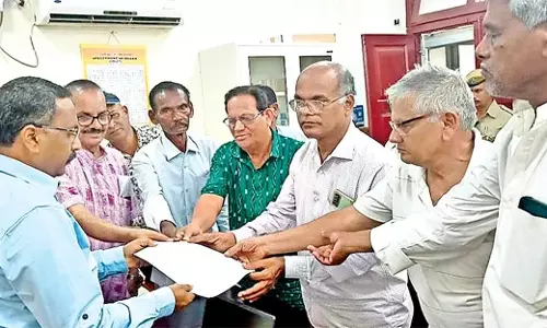 रुषाकुल्या नदी पर बांध का निर्माण न किया जाए : CM के नाम ज्ञापन कार्यालय में अधिकारी को सौंपा