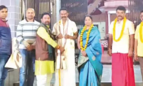 Andhra: आंध्र प्रदेश के शिक्षक ने कुंभ मेले में प्रस्तुत किए तेलुगु भक्ति गीत