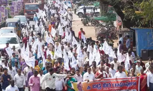 Andhra: राघवुलु के नामांकन दाखिल करने पर पीडीएफ ने निकाली रैली Andhra: राघवुलु के नामांकन दाखिल करने पर पीडीएफ ने निकाली रैली