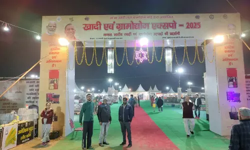 Lucknow: मण्डल स्तरीय खादी एवं ग्रामोद्योग एक्स्पो-2025 में खादी व हस्तशिल्प उत्पादों की जबरदस्त बिक्री हो रही
