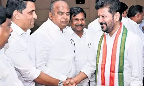 CM रेवंत रेड्डी ने मतभेद दूर किए, कांग्रेस की नजर एमएलसी और स्थानीय चुनावों पर CM रेवंत रेड्डी ने मतभेद दूर किए, कांग्रेस की नजर एमएलसी और स्थानीय चुनावों पर