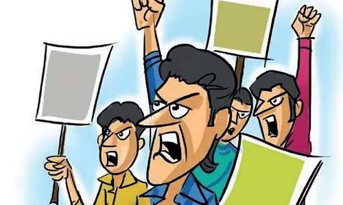 Telangana में प्रस्तावित डंपयार्ड के खिलाफ प्यारानगर के निवासियों ने किया विरोध प्रदर्शन Telangana में प्रस्तावित डंपयार्ड के खिलाफ प्यारानगर के निवासियों ने किया विरोध प्रदर्शन