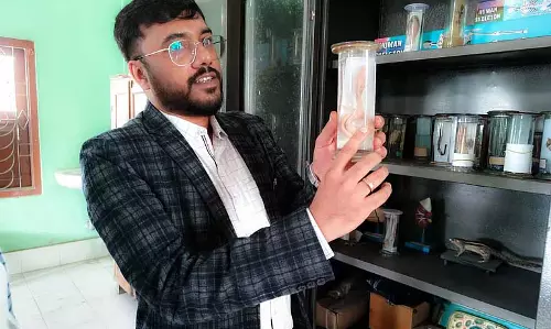 Assam : नागांव डीसी ने स्कूल का दौरा किया, शैक्षणिक उत्कृष्टता के लिए